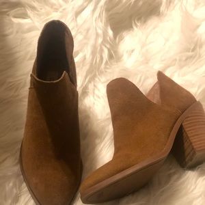 steve madden aker bootie taupe